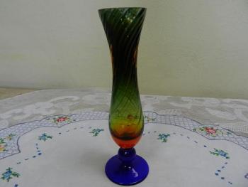 Sklenìná váza na noze, barevná
