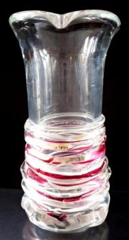 Silnostìnná váza opøádaná rubínovými a bílými nitì