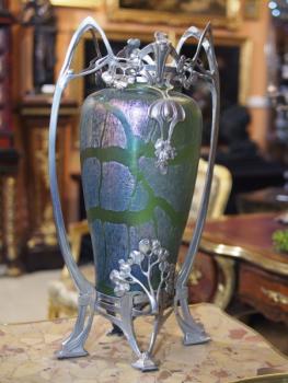 Váza z irizovaného skla v kovové montáži