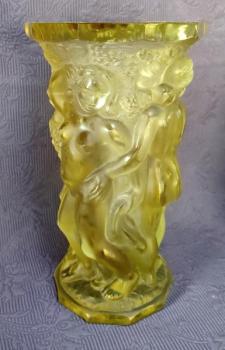 Váza - Vinobraní, H. Hoffmann, design F. Pazourek Váza - Vinobraní, H. Hoffmann, design F. Pazourek