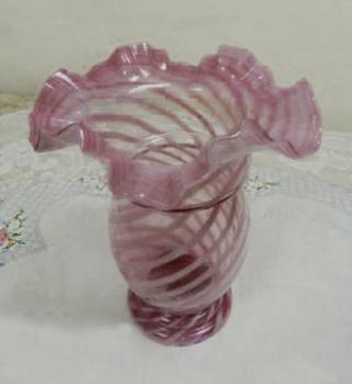 Růžová foukaná váza s pruhy