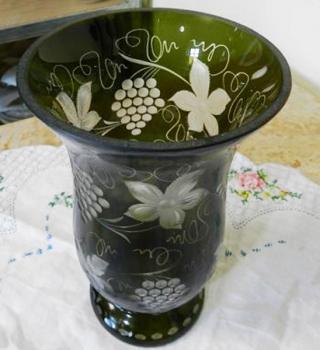 Olivově zelená broušená váza