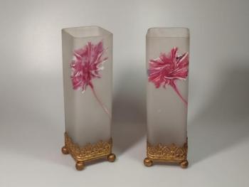 Párové vázy s mosazným podstavcem