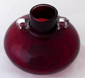 Kulovitá váza, bezbarvé a rubínové sklo - kulaté ú